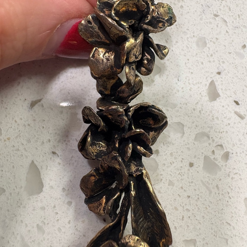 ** SOLD**Single Vintage Elegant Gold Floral Drop Earring - Picture 3 of 5